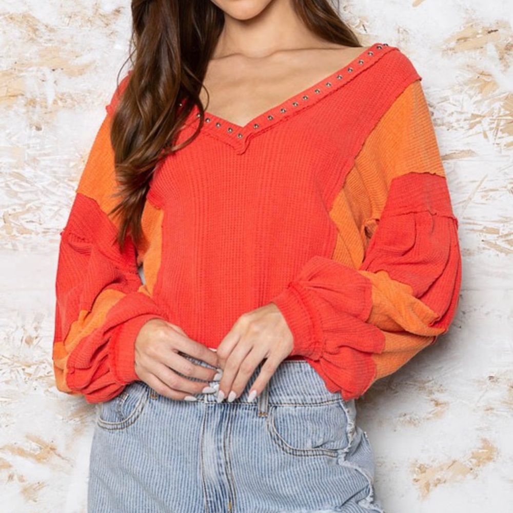 B127🧡❤️NEW!POL perfect v-neck tangerine+ red top w/stud accents+ keyhole back! - Picture 2 of 11
